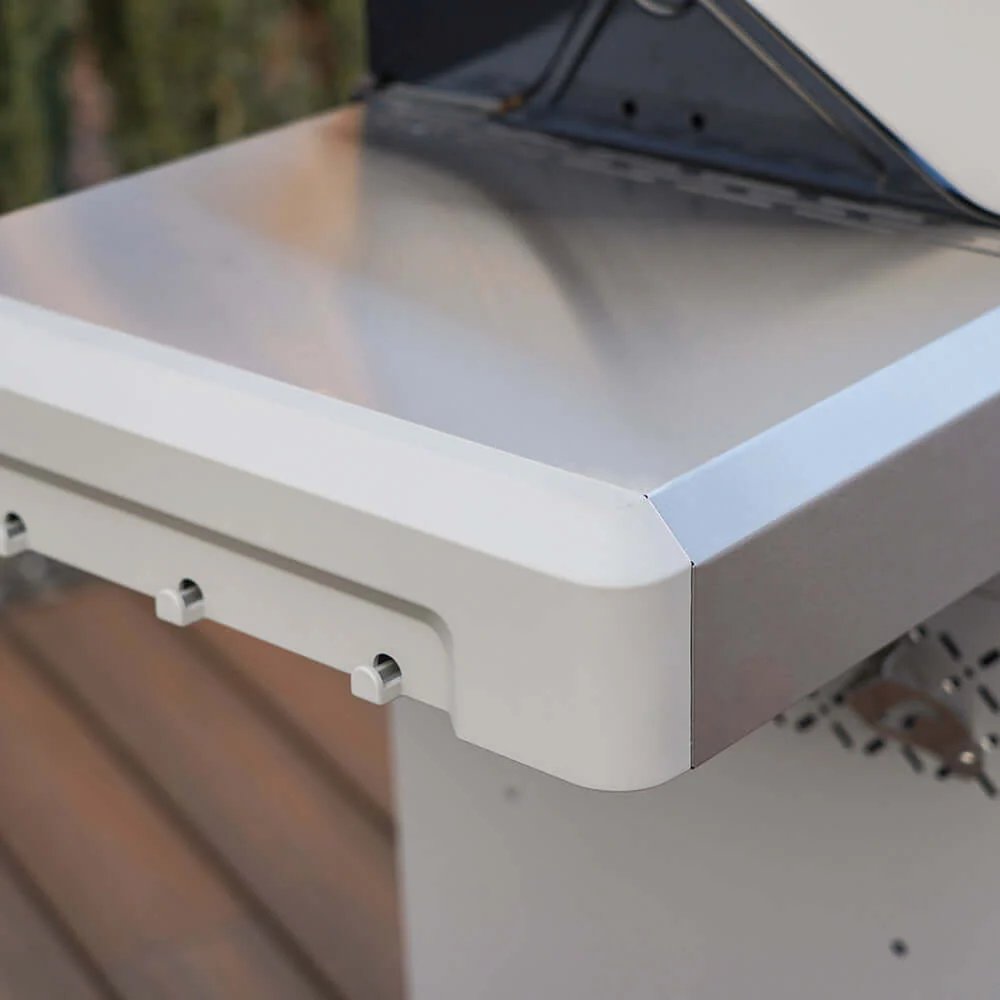 Monument Grills Mesa 305 - Close-up of a metallic surface