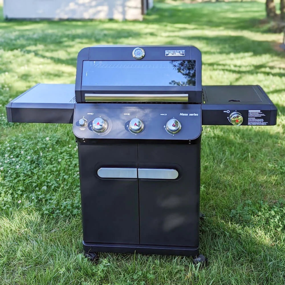 Monument Grills Mesa 325 in the Grass